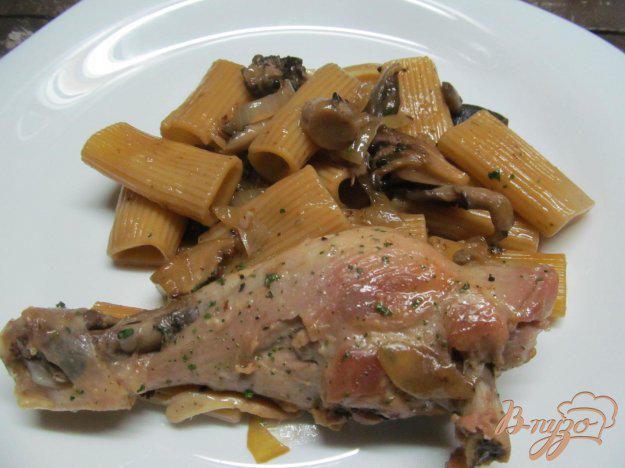 фото рецепта: Куриные ножки с грибами и макаронами