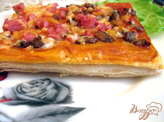 фото рецепта: Пицца с грибами и колбасой на слоеном тесте