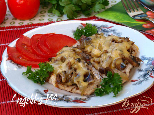 фото рецепта: Индюшиное филе в сковороде с грибами и сыром