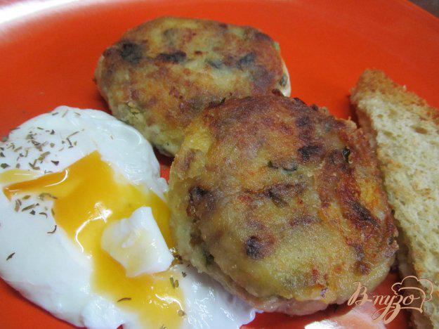 фото рецепта: Картофельные оладьи с яйцом пашот
