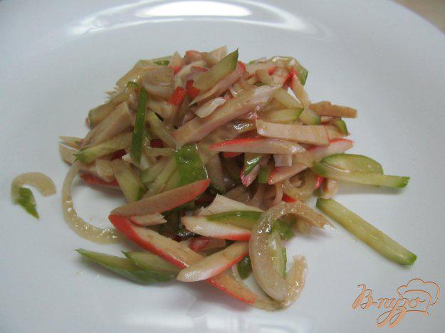 фото рецепта: Салат из крабовых палочек с огурцом