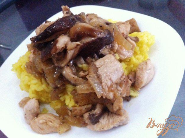 фото рецепта: Рагу из куриного филе и грибов шиитаки с рисом
