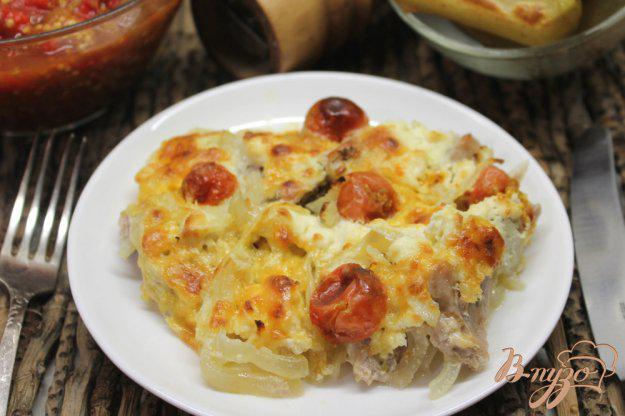 фото рецепта: Свинина запеченная с луком, сыром и помидорами черри