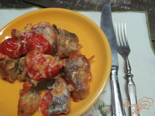 фото рецепта: Запеченный хек в паприке под помидором и сыром