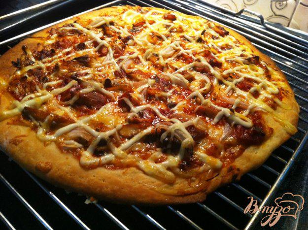 фото рецепта: Пицца с рыбой (скумбрией в томатной соусе)