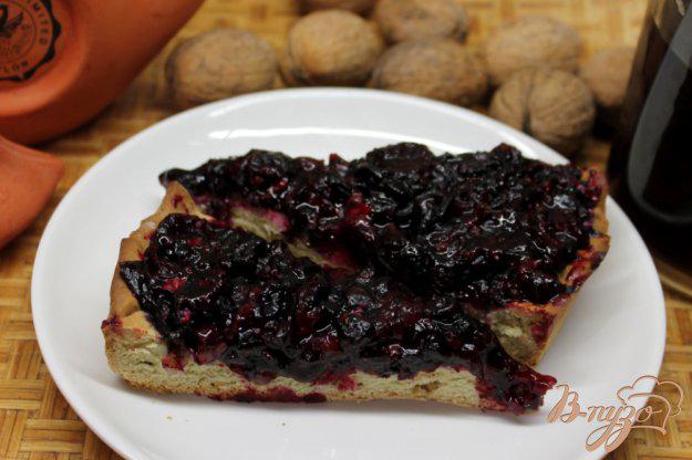 фото рецепта: Пирог с черной смородиной и грецкими орехами