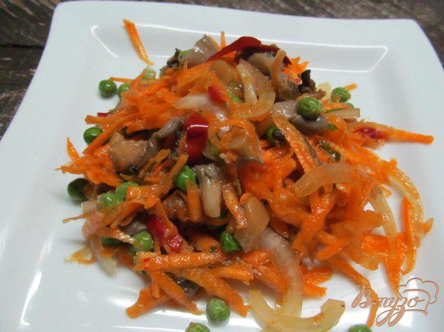 фото рецепта: Морковный салат с маринованными грибами