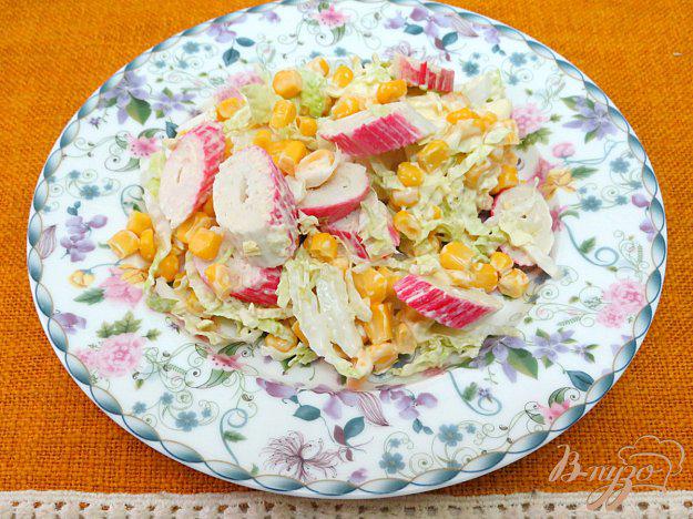 фото рецепта: Салат из крабовых палочек, кукурузки и пекинской капусты