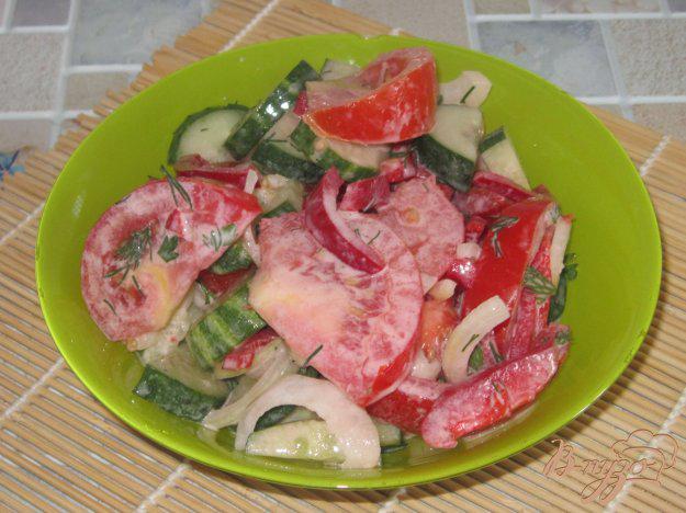 фото рецепта: Салат из помидоров и огурцов в сметане  с чесноком