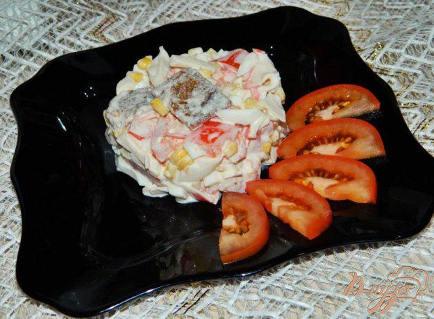 фото рецепта: Салат из крабовых палочек с кукурузой и сухариками