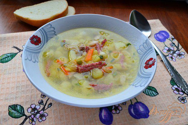 фото рецепта: Куриный суп с колбасой, макаронами и консервированным горошком