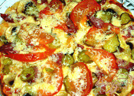 фото рецепта: Пицца с шампиньонами и салями