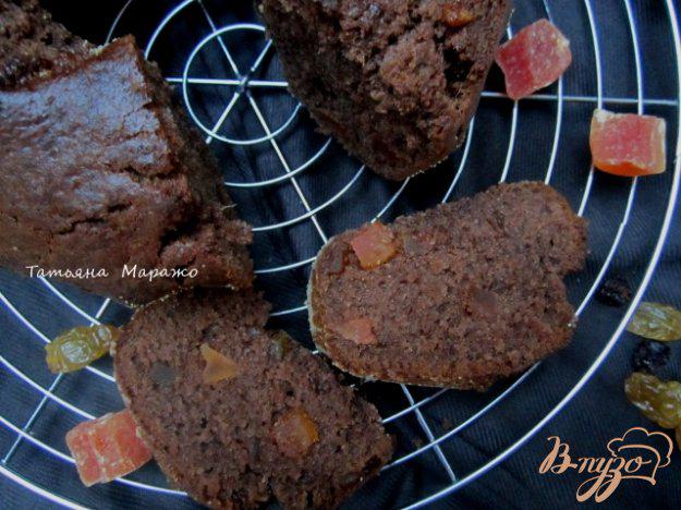 фото рецепта: Шоколадный кекс с имбирем и цукатами папайи