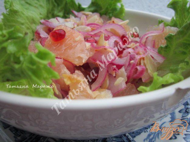 фото рецепта: Салат из красного лука с грейпфрутом