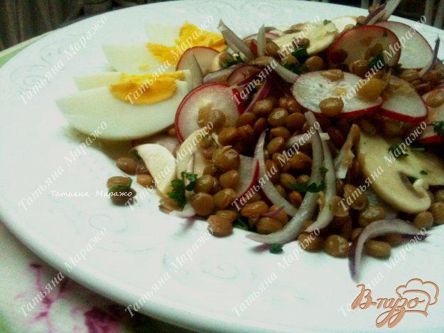фото рецепта: Салат из желтой чечевицы, редиса и грибов