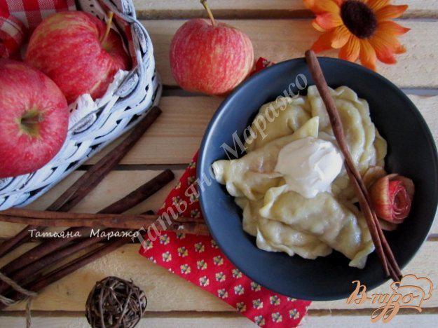 фото рецепта: Вареники с яблоками и корицей