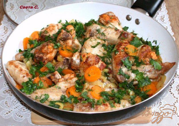 фото рецепта: Жареные куриные крылышки с овощами