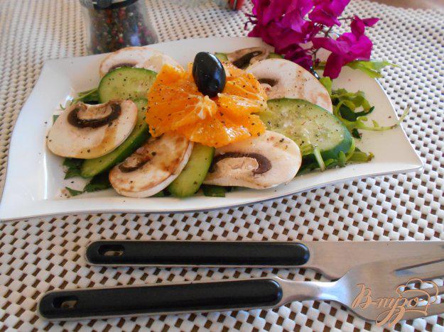 фото рецепта: Салат из огурцов, грибов и апельсина