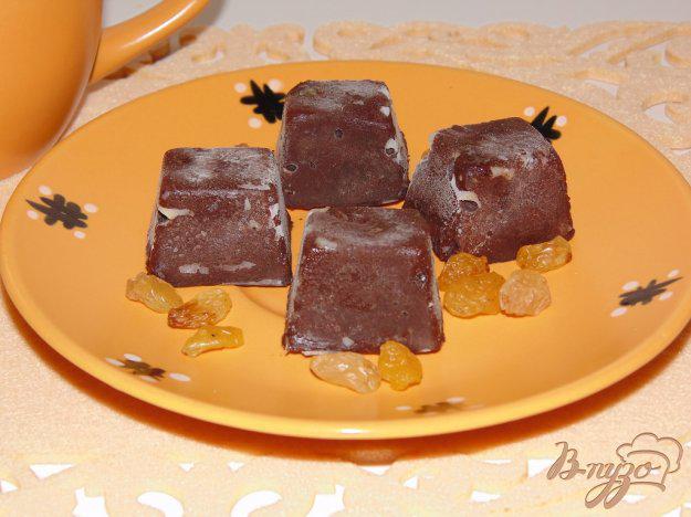 фото рецепта: Домашний шоколад с изюмом на сливках и сливочном масле