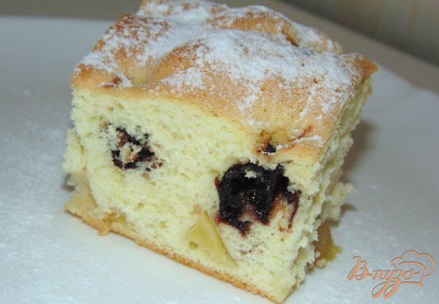 фото рецепта: Пирог на бисквитном тесте с яблоком и вишней
