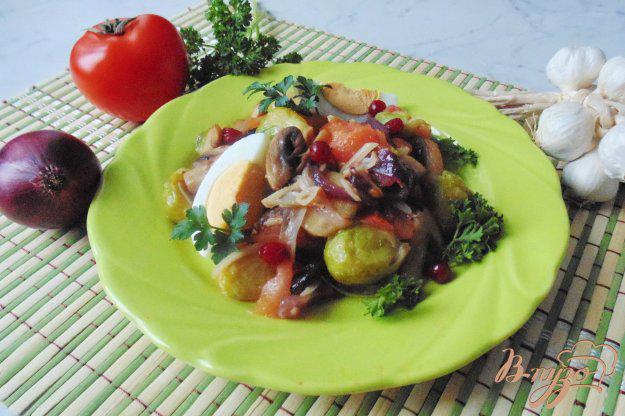 фото рецепта: Тёплый салат с брюссельской капустой и грибами
