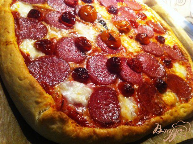 фото рецепта: Пицца с салями, копченой грудинкой и моцареллой