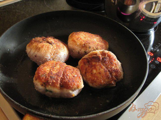 Фото приготовление рецепта: Котлеты из куриного филе с сыром шаг №7