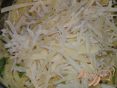 Фото приготовление рецепта: Картофельная запеканка с сыром и зеленью шаг №2