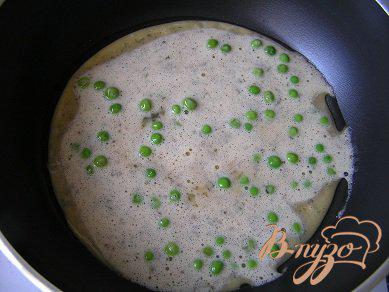 Фото приготовление рецепта: Мятный омлет с зеленым горошком шаг №1