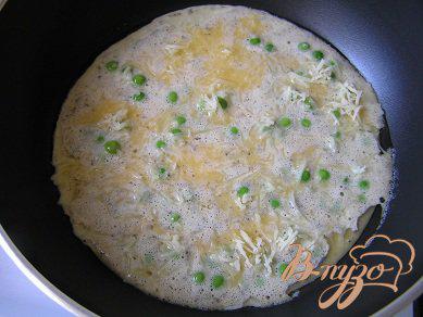 Фото приготовление рецепта: Мятный омлет с зеленым горошком шаг №2