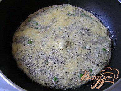 Фото приготовление рецепта: Мятный омлет с зеленым горошком шаг №3