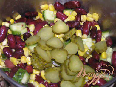 Фото приготовление рецепта: Салат из фасоли с кукурузой и огурчиками шаг №2