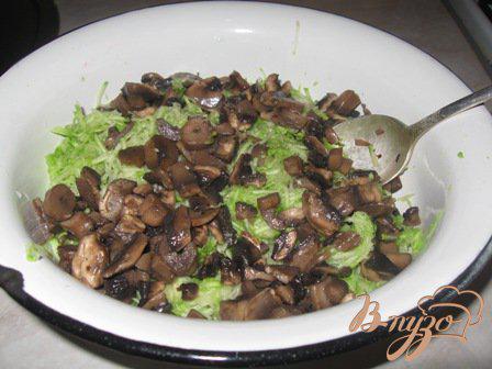 Фото приготовление рецепта: Оладьи кабачковые с грибами шаг №3