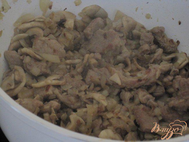 Фото приготовление рецепта: Мясное жаркое с грибами в сметанном соусе. шаг №3