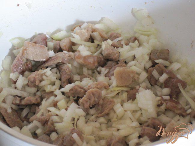 Фото приготовление рецепта: Мясное жаркое с грибами в сметанном соусе. шаг №1
