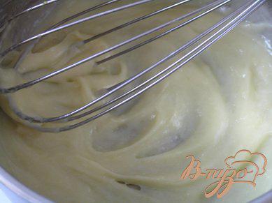 Фото приготовление рецепта: Ванильный десерт с бисквитом шаг №2
