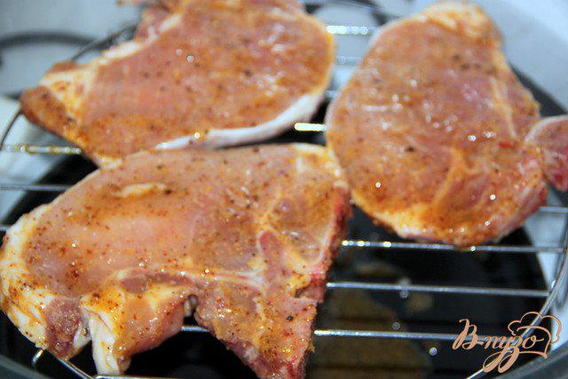 Фото приготовление рецепта: Свиные котлеты с яблочками в коньячно-горчичном соусе шаг №5