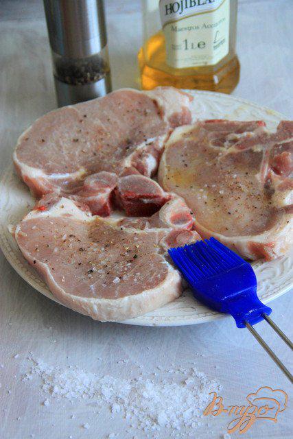 Фото приготовление рецепта: Свиные котлеты с яблочками в коньячно-горчичном соусе шаг №2