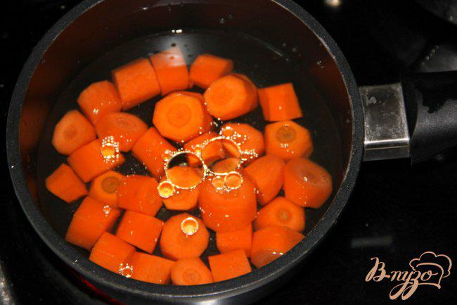 Фото приготовление рецепта: Морковка под соусом Карбонара шаг №1