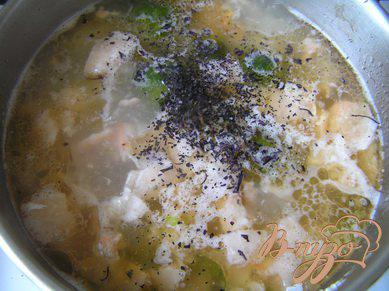 Фото приготовление рецепта: Суп с лососем, брюссельской капустой и помидорами шаг №4