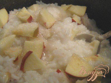 Фото приготовление рецепта: Каша рисовая с яблоками, корицей и изюмом. шаг №3