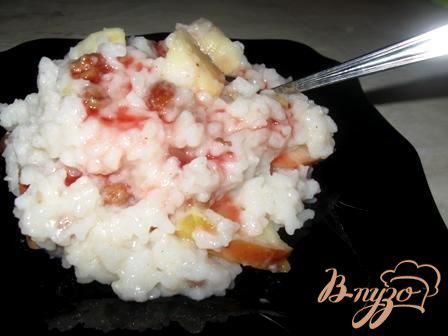 Фото приготовление рецепта: Каша рисовая с яблоками, корицей и изюмом. шаг №5