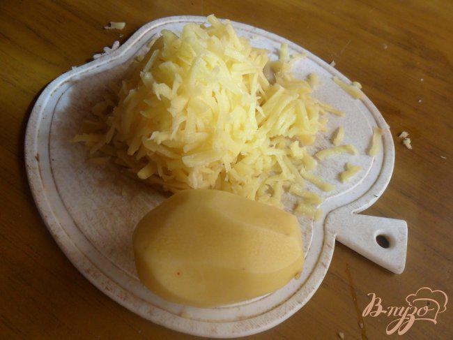 Фото приготовление рецепта: Картофельные оладьи с ветчиной и сыром шаг №3