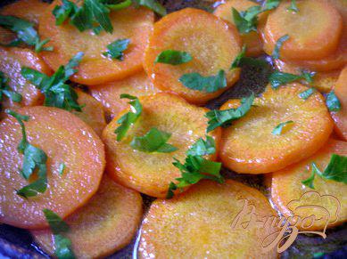 Фото приготовление рецепта: Сочный шницель с яблоками и морковным гарниром шаг №5