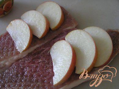 Фото приготовление рецепта: Сочный шницель с яблоками и морковным гарниром шаг №1