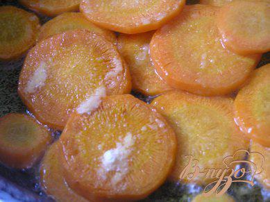 Фото приготовление рецепта: Сочный шницель с яблоками и морковным гарниром шаг №4