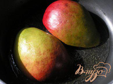 Фото приготовление рецепта: Печеное манго с корицей и мороженым шаг №1