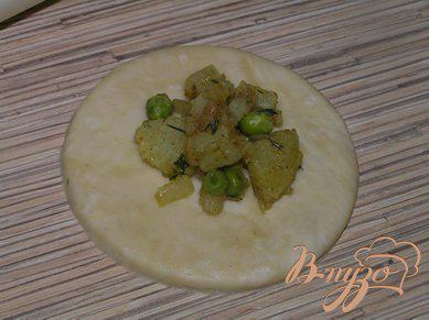 Фото приготовление рецепта: Самоса с картофелем и зеленым горошком шаг №9