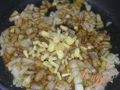 Фото приготовление рецепта: Самоса с картофелем и зеленым горошком шаг №7
