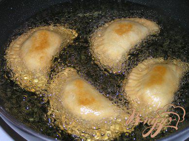 Фото приготовление рецепта: Самоса с картофелем и зеленым горошком шаг №11
